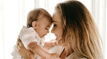 Una madre con su pequeño.