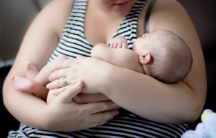 Una madre acuna a su hijo recién nacido. Imagen referencial. Crédito: Pixabay