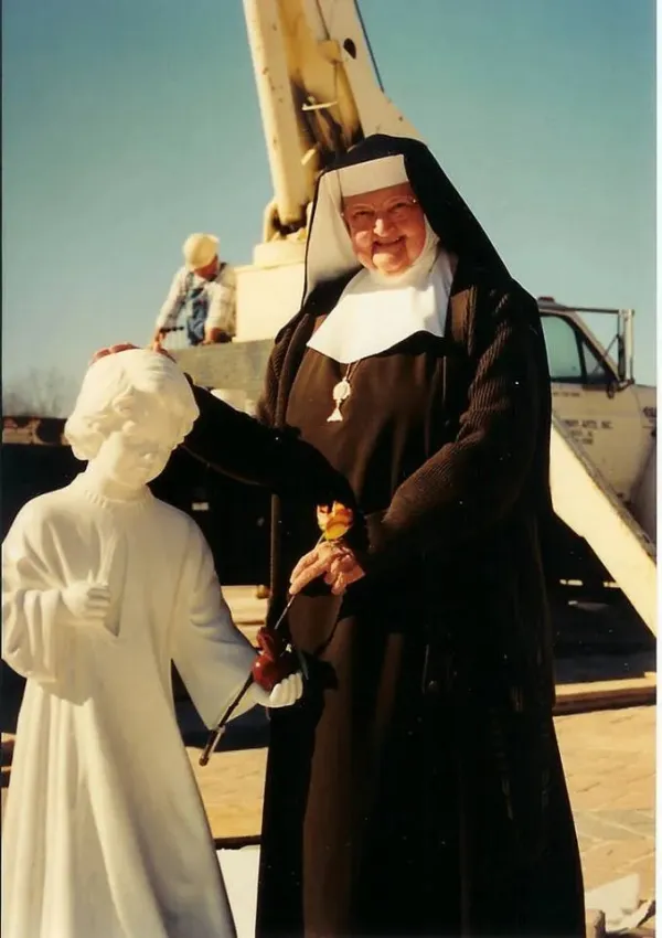 Madre Angélica junto a imagen del Divino Niño, mientras se construía el Santuario del Santísimo Sacramento. Crédito: EWTN.