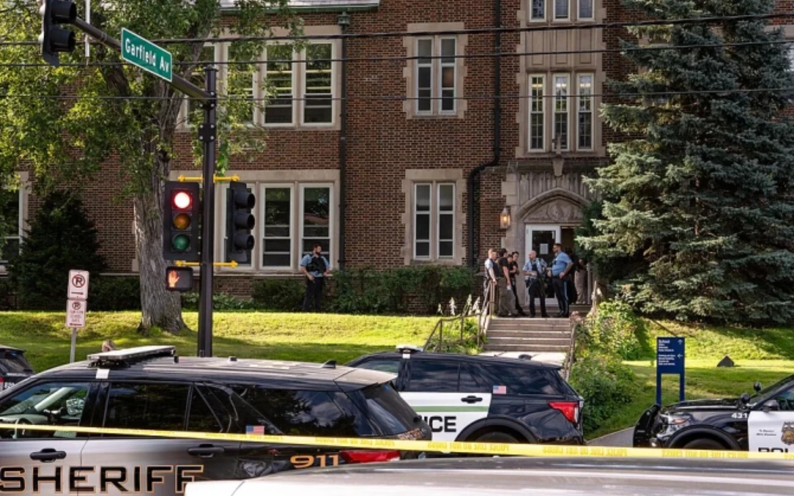 La policía se reúne en la escuela católica de la Anunciación de Minneapolis el 27 de agosto de 2025, tras un tiroteo masivo que causó la muerte de dos niños y heridas a otros 17, 14 de ellos niños.?w=200&h=150