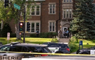 La policía se reúne en la escuela católica de la Anunciación de Minneapolis el 27 de agosto de 2025, tras un tiroteo masivo que causó la muerte de dos niños y heridas a otros 17, 14 de ellos niños. Crédito: Chad Davis, CC BY 4.0, vía Wikimedia Commons