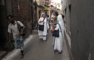 Misioneras de la Caridad en las calles de Kolkata, India, el 27 de enero de 2009. Crédito: Zvonimir Atletic - Shutterstock