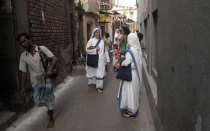 Misioneras de la Caridad en las calles de Kolkata, India, el 27 de enero de 2009.