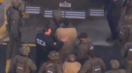 Nicolás Maduro sube al vehículo que lo llevó a la corte de Nueva York donde compareció este lunes.