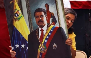 Una mujer sostiene un retrato de Nicolás Maduro en un mitin en San Salvador (El Salvador), tras el anuncio de que había sido capturado en Caracas después de una operación militar liderada por Estados Unidos. Crédito: APHOTOGRAFIA / Getty Images.