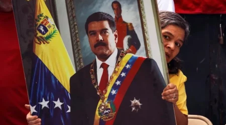 Una mujer sostiene un retrato de Nicolás Maduro