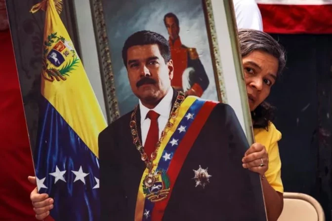 Una mujer sostiene un retrato de Nicolás Maduro