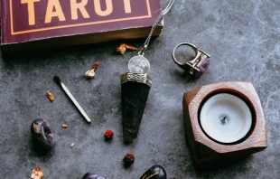 El Padre Fortea realiza una profunda reflexión sobre qué son y cómo funcionan los maleficios, y qué debe hacer un cristiano frente a ellos. Crédito: Dan Farrell / Unsplash