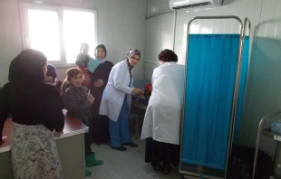 Mu00e9dico en dispensario de la Orden de Malta en Irak. Foto: Orden de Malta 