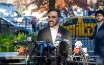 El candidato demócrata a la alcaldía de la ciudad de Nueva York (Estados Unidos), Zohran Mamdani, habla con los medios de comunicación después de emitir su voto en las elecciones generales frente a la escuela secundaria Frank Sinatra el 4 de noviembre de 2025 en la ciudad de Nueva York.