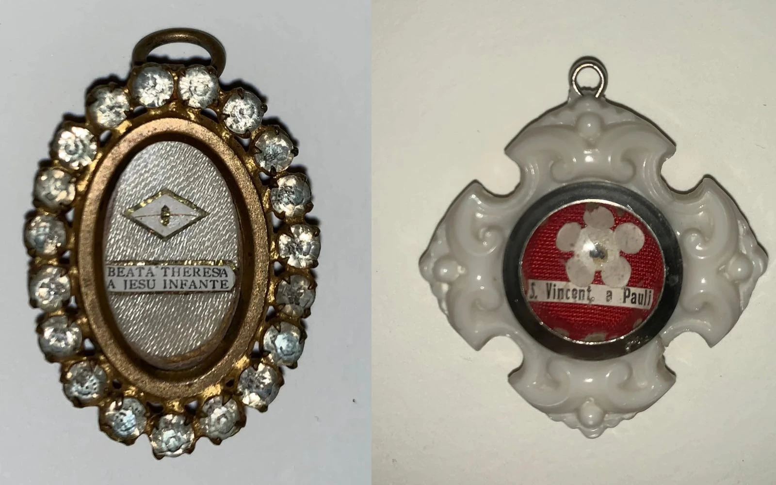 Una reliquia de Santa Teresita de Lisieux (izquierda) y una reliquia de San Vicente de Paúl (derecha) de la colección de reliquias de la Universidad de Manhattan.?w=200&h=150