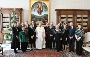 El Papa Francisco, junto a una delegación de Manos Unidas. Crédito : Vatican Media.