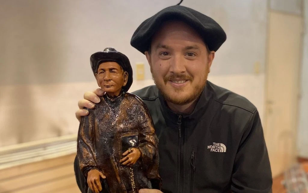 El seminarista Manuel Asenzo junto a la imagen del Santo Cura Brochero, a quien le dedicó una canción?w=200&h=150