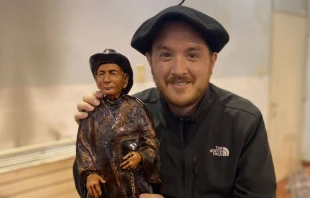 El seminarista Manuel Asenzo junto a la imagen del Santo Cura Brochero, a quien le dedicó una canción Crédito: Cortesía Manuel Asenzo