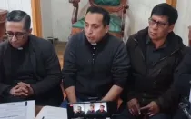 P. Manuel Salazar (al centro) en conferencia de prensa por los hechos ocurridos el 30 de noviembre
