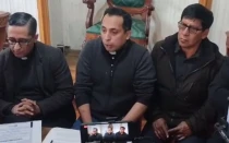 P. Manuel Salazar (al centro) en conferencia de prensa por los hechos ocurridos el 30 de noviembre