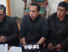 Golpean a sacerdote que rezaba para impedir desalojo en iglesia en Perú