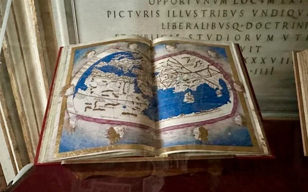 Manuscritos expuestos en la Sala Sixtina de la Biblioteca Apostólica Vaticana. Crédito: Courtney Mares/CNA