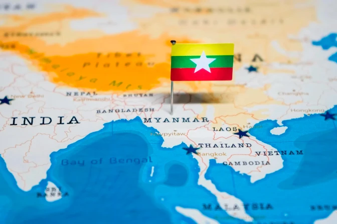 Mapa y bandera de Myanmar.