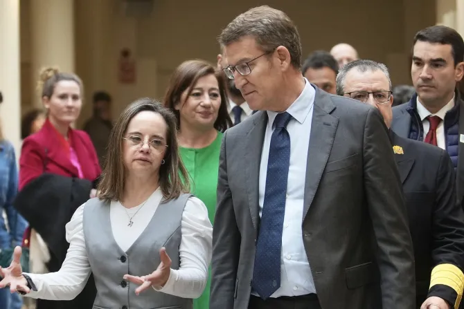 La diputada autonómica valenciana Mar Galcerán, junto al presidente del Partido Popular, Alberto Núñez Feijóo.