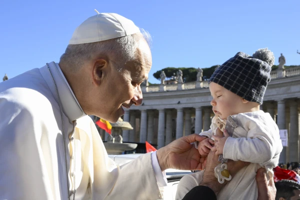 El Papa bendice a un recién nacido. Crédito: Vatican Media