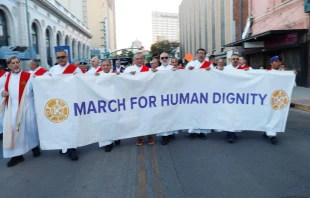 Participantes marchan en una manifestación por inmigrantes y refugiados en la Diócesis de El Paso, Texas (Estados Unidos), el lunes 24 de marzo de 2025. Crédito: P. Miguel Briseño, OFM Conv.