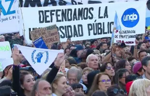 Marcha en defensa de la Universidad Pública en Argentina Crédito: Captura de pantalla de YouTube - Universidad de Buenos Aires