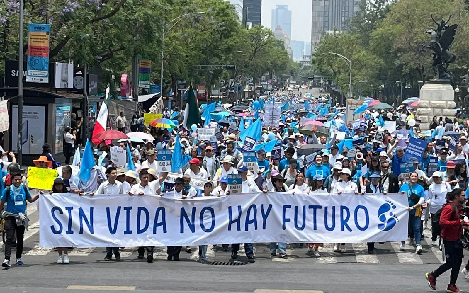 Multitud de participantes en la Marcha por la Vida en Ciudad de México el 27 de abril, manifestando su rechazo al aborto y exigiendo oportunidades para las mujeres embarazadas.?w=200&h=150