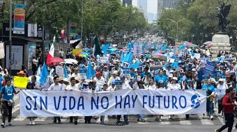 Multitud de participantes en la Marcha por la Vida en Ciudad de México el 27 de abril, manifestando su rechazo al aborto y exigiendo oportunidades para las mujeres embarazadas.