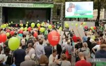 Miles de participantes se reunieron en la Marcha por la Vida 2025 en Colonia con globos rojos y verdes como símbolo de la protección de la vida en Colonia y Berlín el 20 de septiembre de 2025.