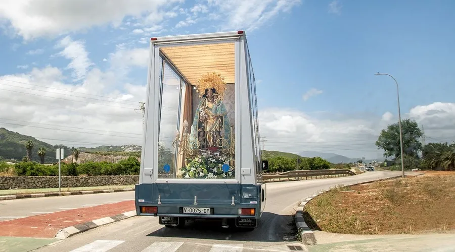 ¿Sabías que la Virgen María también tiene un "papamóvil" en España?