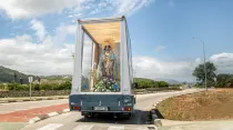 La imagen peregrina de la Madre de Dios de los Desamparados de Valencia (España) en su "papapóvil". Crédito: AVAN
