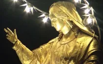María Auxiliadora iluminada en la cúpula más alta de su Basílica de Turín