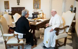 La teóloga María Campatelli se reúne con el Papa Francisco. Crédito: Vatican Media