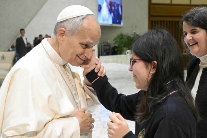Mariam Illán toca el rosto de León XIV al término de la audiencia general del 14 de enero de 2026.