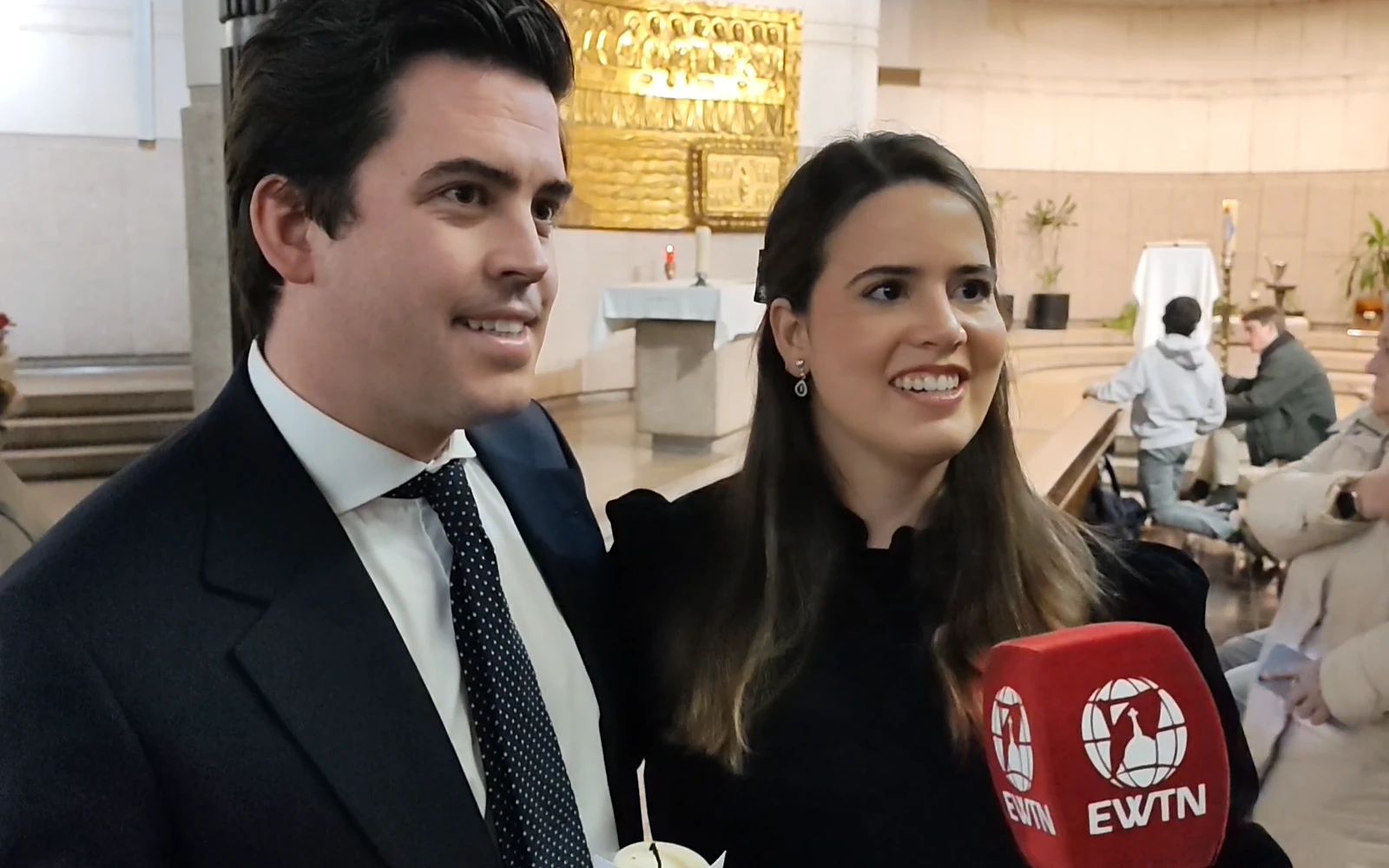 Mariana y Archibald han presentado a su hijo Juanito, fallecido antes de nacer, en el templo. Crédito: Nicolás de Cárdenas / ACI Prensa.