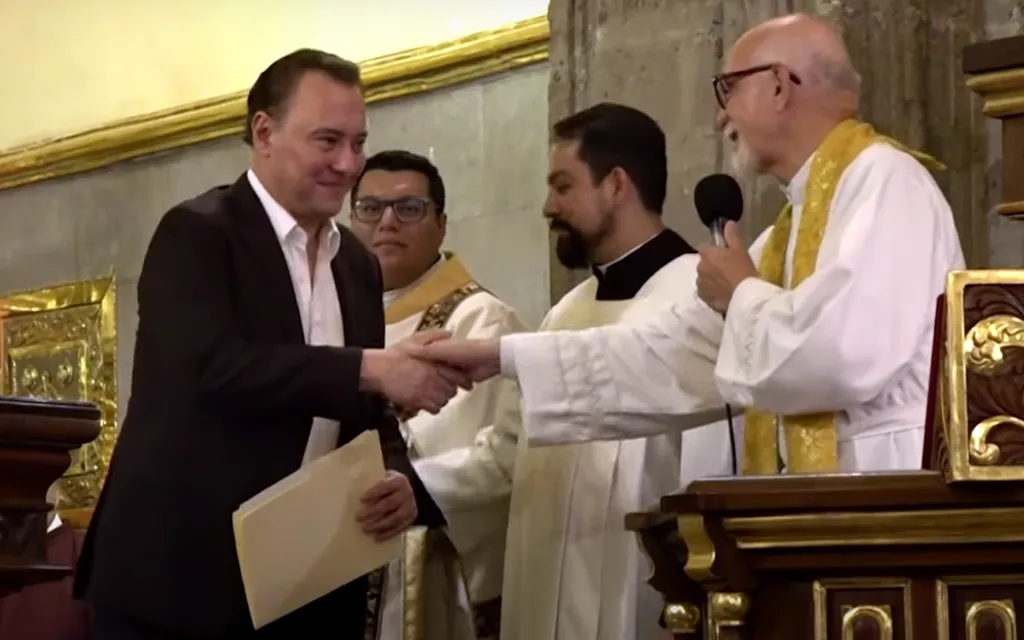 P. José de Jesús Aguilar entregando reconocimiento a locutor Mariano Osorio.?w=200&h=150