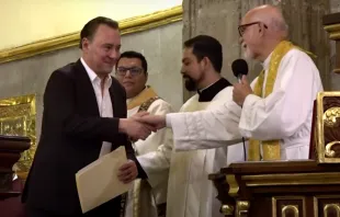 P. José de Jesús Aguilar entregando reconocimiento a locutor Mariano Osorio. Foto:  P. José de Jesús Aguilar