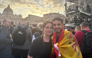 Marta y Guillermo, novios españoles en la Plaza de San Pedro en el Vaticano este miércoles 7 de mayo. Crédito: Victoria Cardiel / EWTN News.