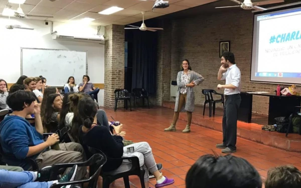 Martín Fernández con jóvenes. Crédito: Cortesía Martín Fernández