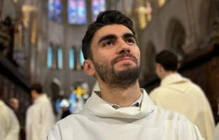 Martín Muñoz Ledo Arriaga, monaguillo mexicano, en la Catedral de Notre Dame de París. Crédito: Cortesía Martín Muñoz Ledo.