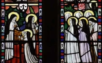 Detalle del vitral en honor a las Carmelitas mártires de Compiègne en la iglesia de Nuestra Señora del Monte Carmelo de Quidenham, Norfolk (Reino Unido).