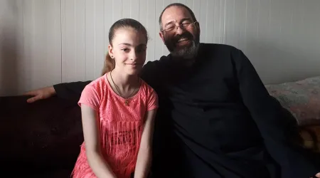 Piden oraciones por familia de niña que perdonó a terroristas del Estado Islámico