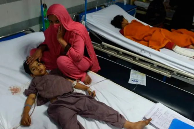 Arzobispo consuela a niños heridos en masacre en Pakistán