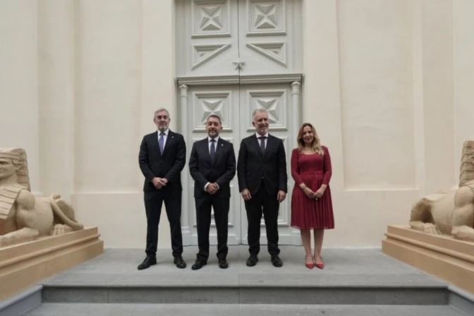 El ministro Ángel Torres y otras autoridades, en la inauguración del Templo Masónico de Santa Cruz de Tenerife.