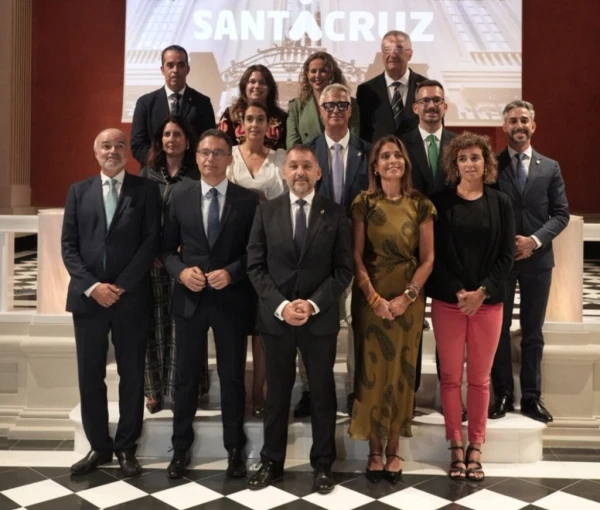 Santa Cruz authorities pose at the Masonic temple on the day of its inauguration. Credit: Santa Cruz de Tenerife City Council.