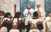 El Arzobispo de San Antonio, Texas (Estados Unidos), Mons. Gustavo García-Siller, bendice a los danzantes matachines durante una celebración en la fiesta de Nuestra Señora de Guadalupe. Dijo que cree que los hispanos, especialmente los inmigrantes, ayudarán a dar nueva vida a la Iglesia.