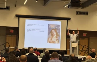 Martin Nowak, profesor de matemáticas y biología de la Universidad de Harvard, habla en la conferencia anual de la Sociedad de Científicos Católicos el 8 de junio de 2025 en Washington, D.C. Crédito: Tessa Gervasini - EWTN News