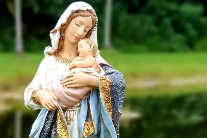 Obispo reivindica la figura de la madre en el mes de la Virgen María