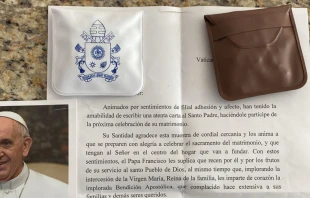 Regalo del Papa Francisco a un matrimonio católico Crédito: Cortesía